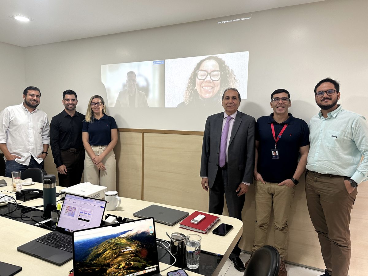 Time do Grupo Logos em sessão de trabalho com a AUDA