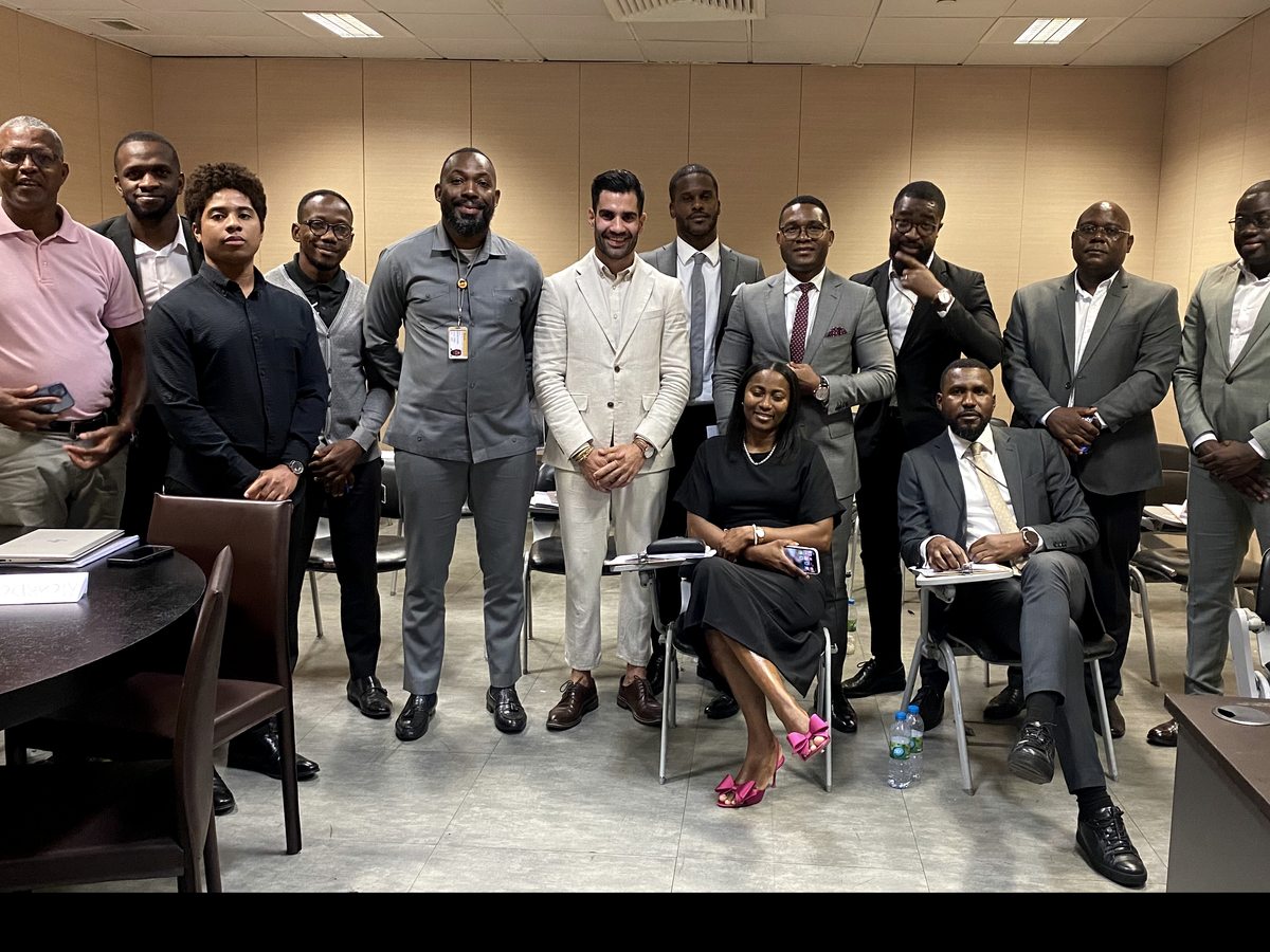 Liderança reunida após uma jornada de trabalho em Angola