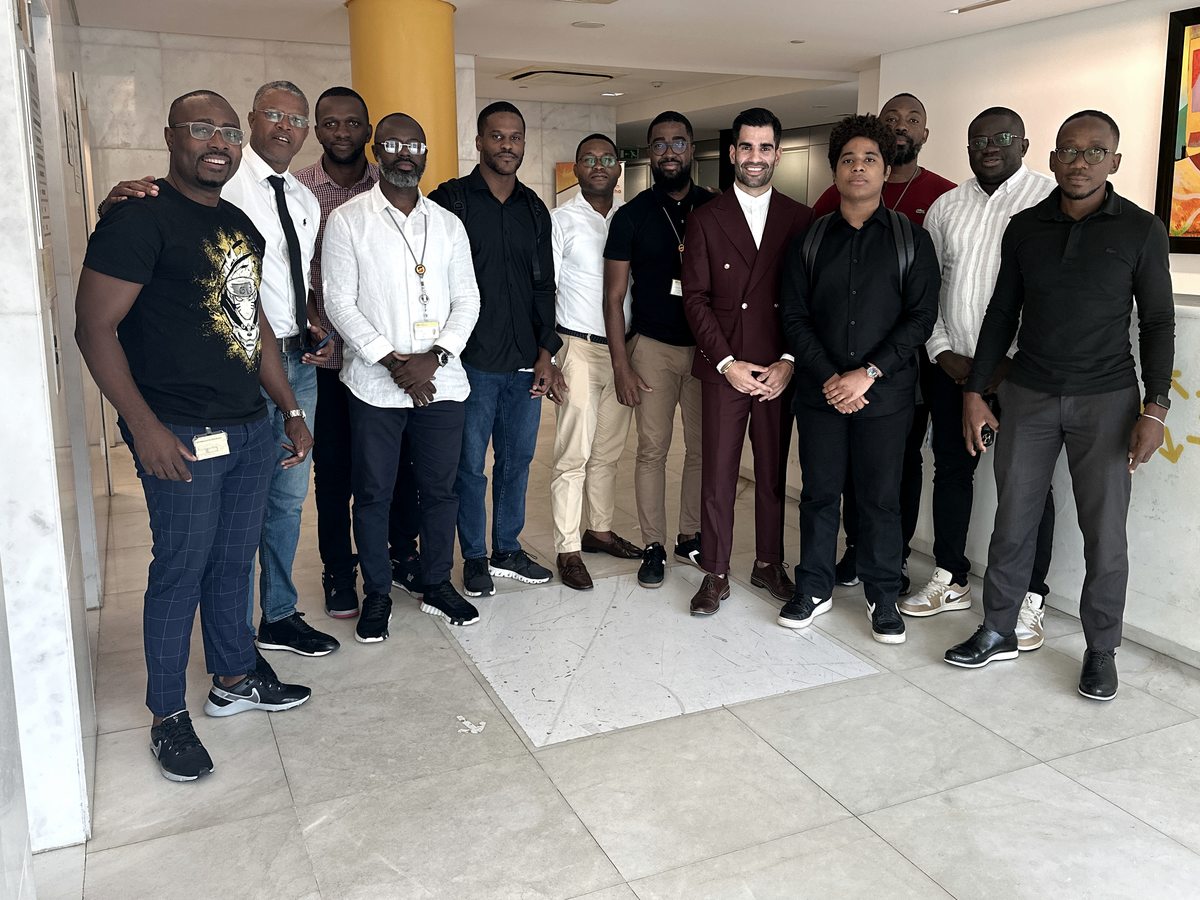 Liderança reunida após uma jornada de trabalho em Angola
